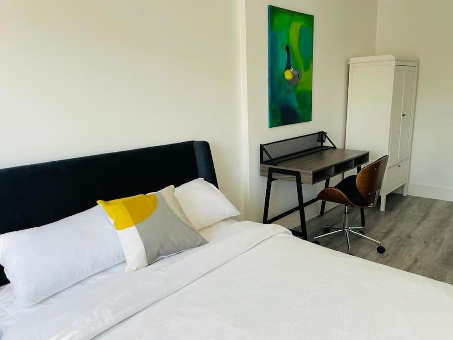 Stunning Huge Openplan 2Bed Flat Apartment โวคิง ภายนอก รูปภาพ