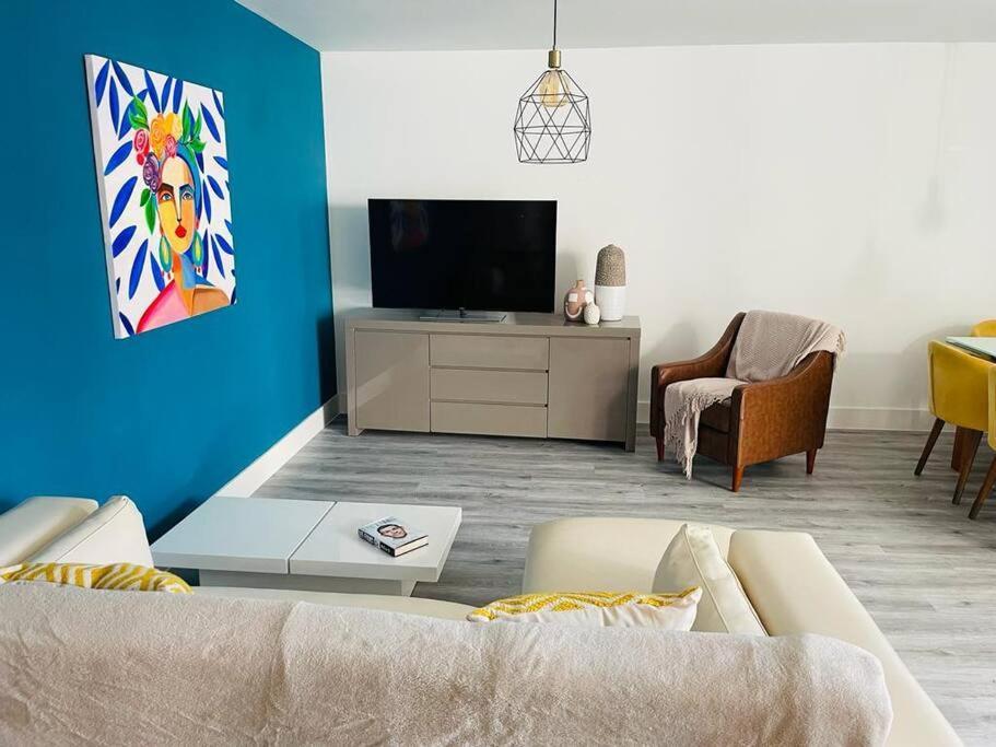 Stunning Huge Openplan 2Bed Flat Apartment โวคิง ภายนอก รูปภาพ