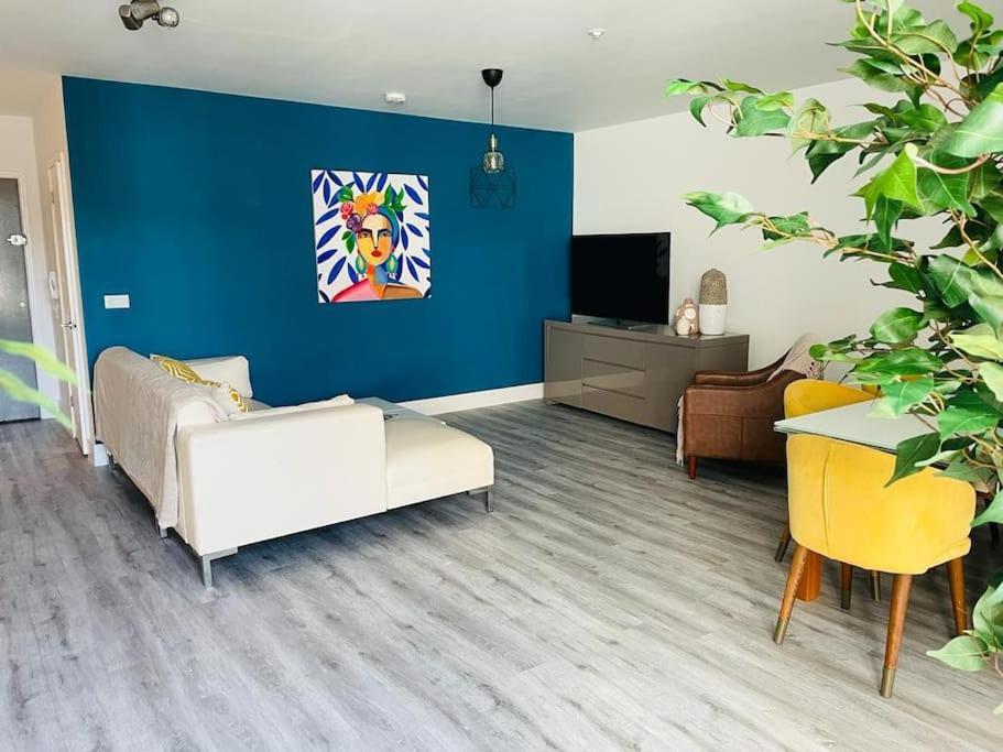 Stunning Huge Openplan 2Bed Flat Apartment โวคิง ภายนอก รูปภาพ