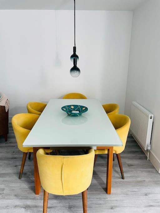 Stunning Huge Openplan 2Bed Flat Apartment โวคิง ภายนอก รูปภาพ