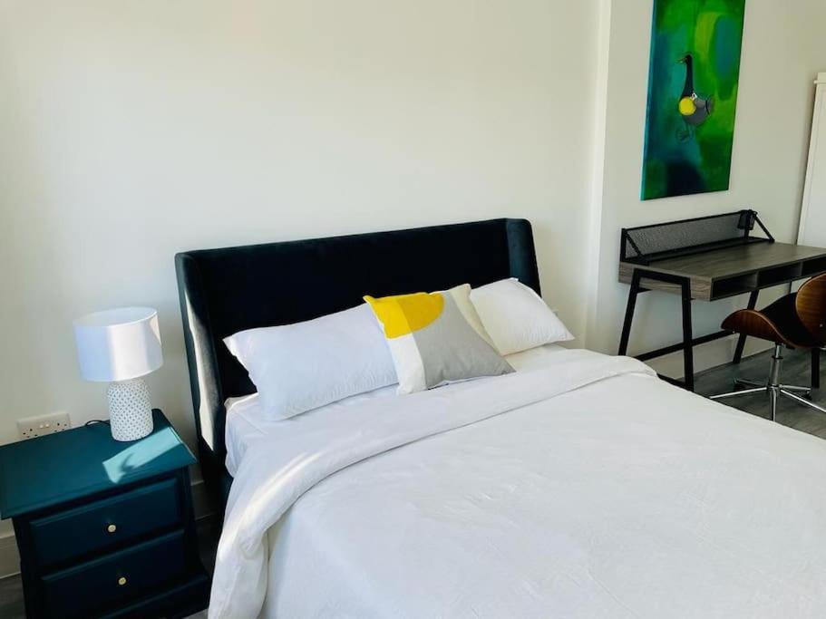 Stunning Huge Openplan 2Bed Flat Apartment โวคิง ภายนอก รูปภาพ