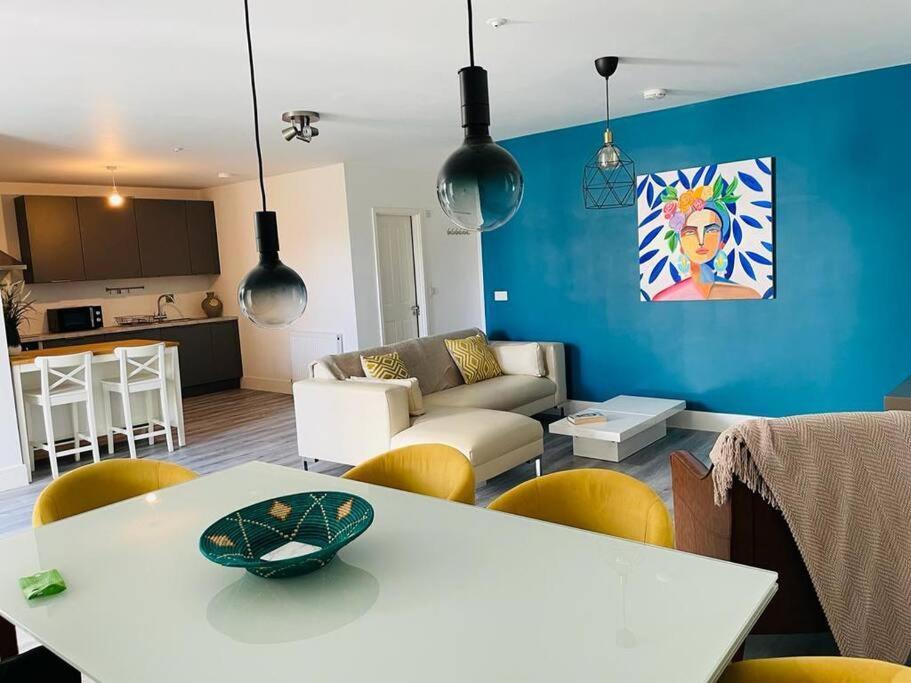 Stunning Huge Openplan 2Bed Flat Apartment โวคิง ภายนอก รูปภาพ