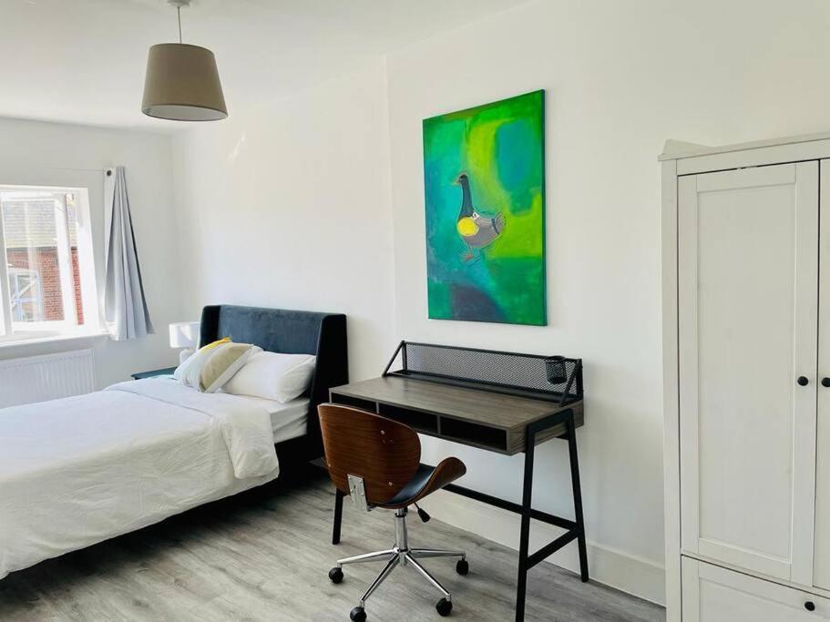Stunning Huge Openplan 2Bed Flat Apartment โวคิง ภายนอก รูปภาพ
