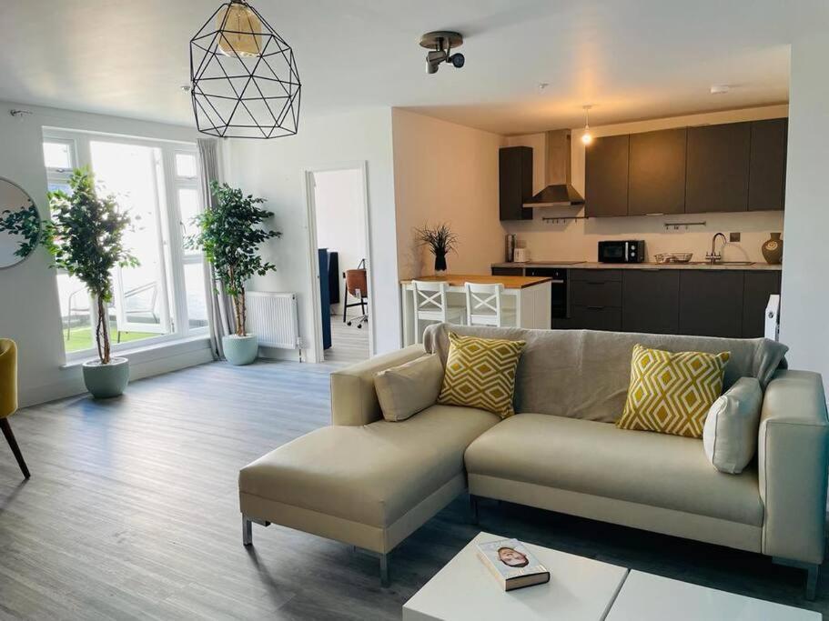 Stunning Huge Openplan 2Bed Flat Apartment โวคิง ภายนอก รูปภาพ